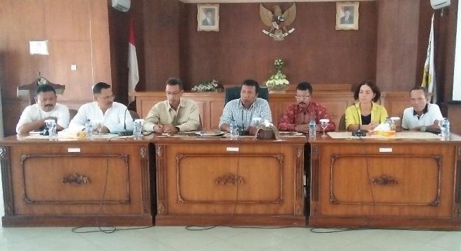 Bupati Tanjabtim, memimpin jumpa pers oleh tim peneliti situs perahu kuno, di aula Kantor Bupati Tanjabtim, Jumat (23/8).

 