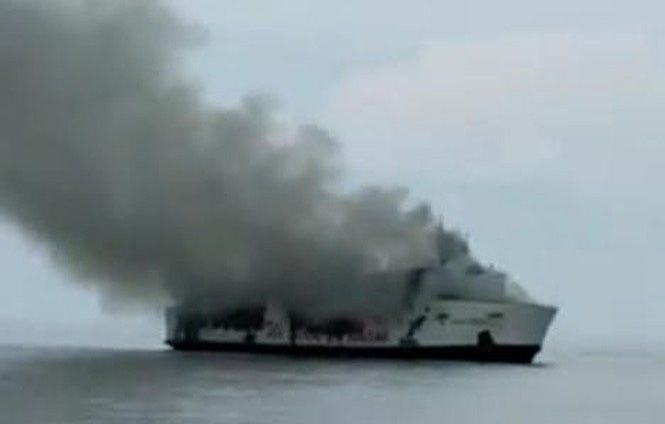  KM Santika Nustara yang terbakar.