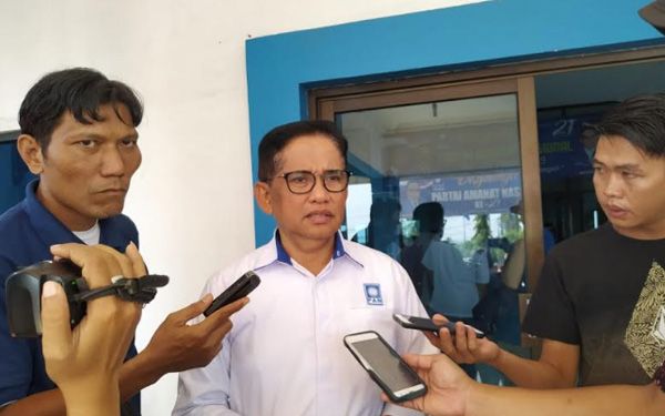 H Bakri saat diwawancarai oleh awak media.