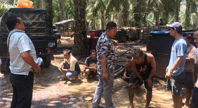 Pelaku illegal drilling yang berhasil ditangkap oleh petugas saat melakukan pengolahan minyah mentah.