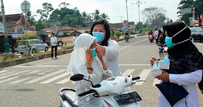 Dinkes Tebo Bagikan Puluhan Ribu Masker ke Masyarakat.