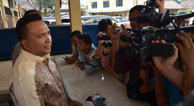 Kombes Pol Edi Faryadi menjelaskan tentang penindakan terhadap para tersangka SMB. Mereka diperlakukan dengan baik dalam sel tahanan rutan Polda Jambi dan diawasi oleh Komnas HAM.