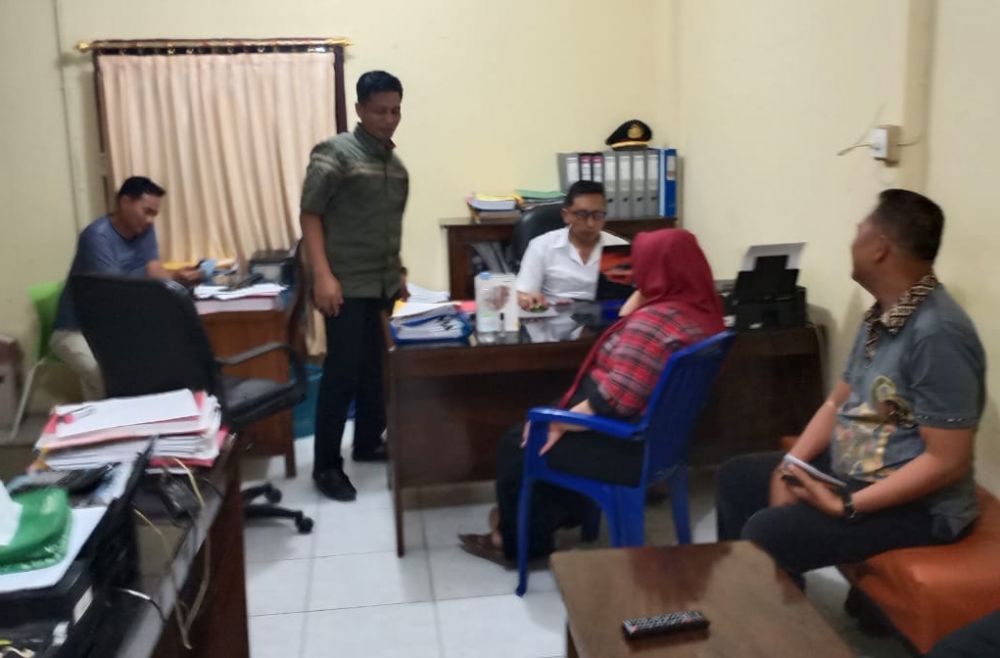 Rosmi alias Rosani (jilbab merah). 

