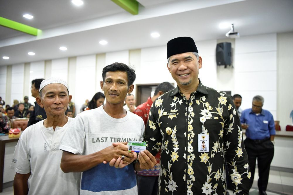 Walikota Jambi Syarif Fasha menyerahkan Kartu Pelanggan Gas Subsidi kepada masyarakat. 