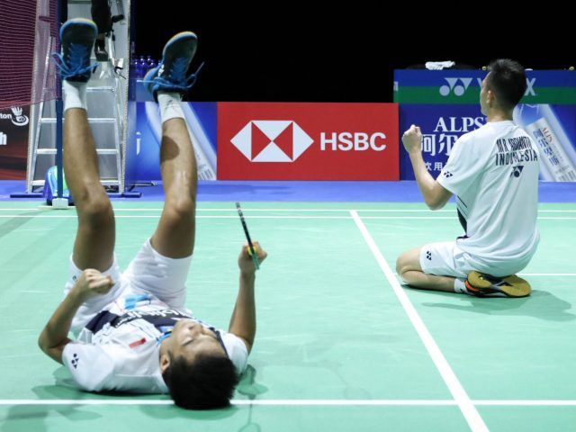 Fajar Alfian/Muhammad Rian Ardianto merayakan keberhasilan mereka lolos ke semifinal Kejuaraan Dunia 2019 di Basel, Swiss (24/8). (PP PBSI )