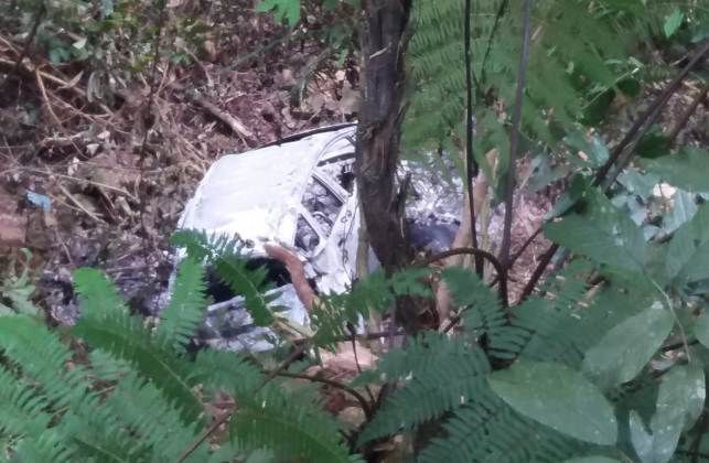 Penampakan mobil yang terjun ke jurang dan terbakar di Jalur Puncak Sungai Penuh-Tapan Jumat (23/8).