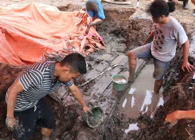 Ekskavasi situs perahu kuno yang terletak di RT 01, Dusun Sumber Rejo Desa Lambur I , Kecamatan Muarasabak Timur.