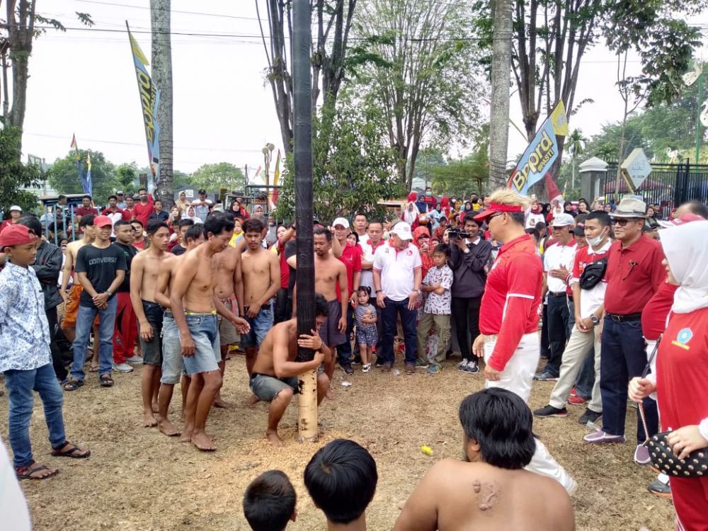 Puluhan Pohon Pinang di Lapangam Kantor Walikota Jambi Mulai Dipanjat.
