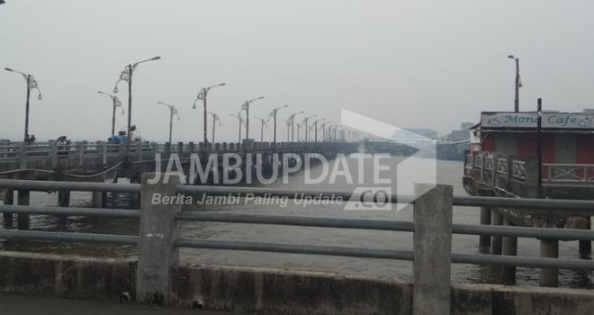 Terpantau sejak pukul 11.00 Wib, Minggu (25/8) hingga sore hari, kabut asap menyelimuti Kota Kuala Tungkal.