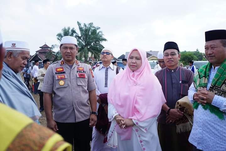 Bupati Muarojambi Hj. Masnah Busro SE menghadiri pelaksanaan shalat istisqa yang digelar Pemkab Muarojambi.
