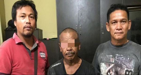 Tersangka saat diamankan Polisi.