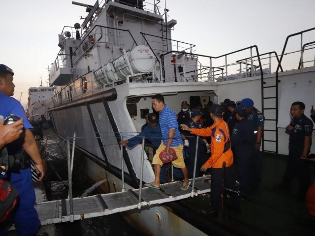 Kapal Chundamani P.116 yang membawa 51 penumpang selamat dan 3 jenazah korban terbakarnya KM. Santika Nusantara tiba di Pelabuhan Tanjung Perak Sabtu sore (24/8). 

