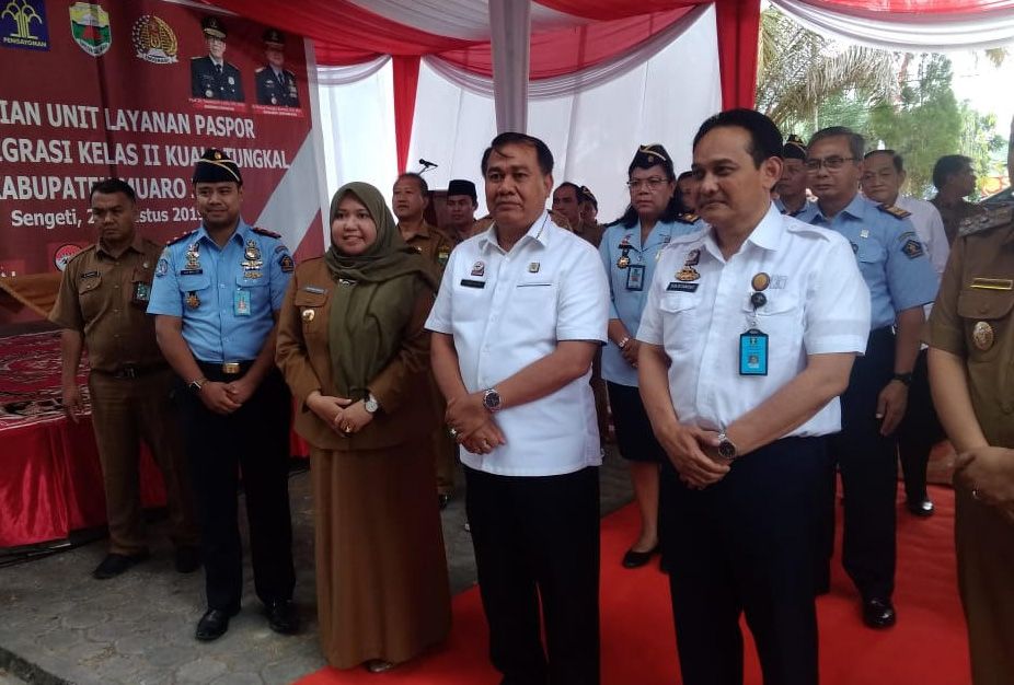 Peresmian Kantor Unit layanan paspor kantor imigrasi kelas II Kuala Tungkal yang berlokasi di Bukit Cinto Kenang Sengeti,  Senin (26/8) pagi.