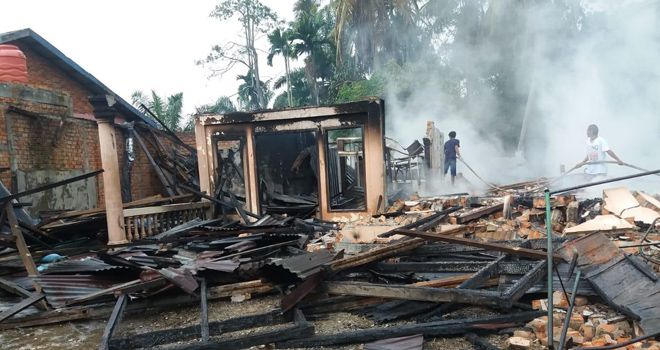 Satu unit rumah di Merlung hangus terbakar akibat kelalaian pemilik rumah yang membakar sampah dekat dengan rumah.


