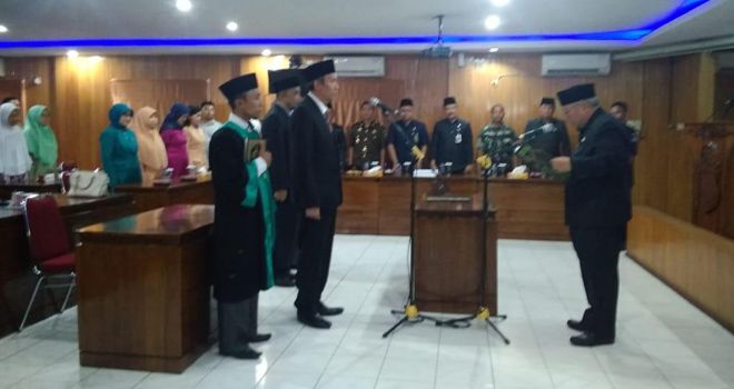 Bupati Tanjabbar, H. Safrial melantik Ir. H. Agus Sanusi, M.Si menjadi Sekda Tanjbbar yang baru, di aula pola kantor bupati Tanjabbar, Senin (26/8).
