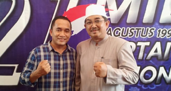 Politisi PAN, Anwar Sadat (kanan) bersama Rudyanto (kiri) usai mendeklarasikan diri maju dan berpasangan di Pilkada Tajab Barat.

