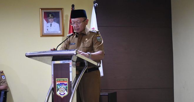 Bupati Sarolangun Drs. H. Cek Endra memberi kata sambutan.