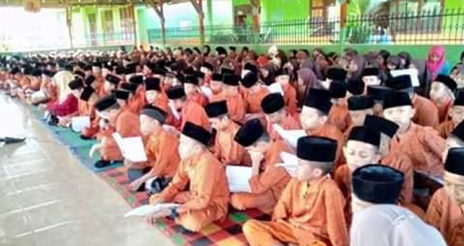 Siswa SD 02 Sarolangun saat membaca al-quran sebelum melakukan PBM.
