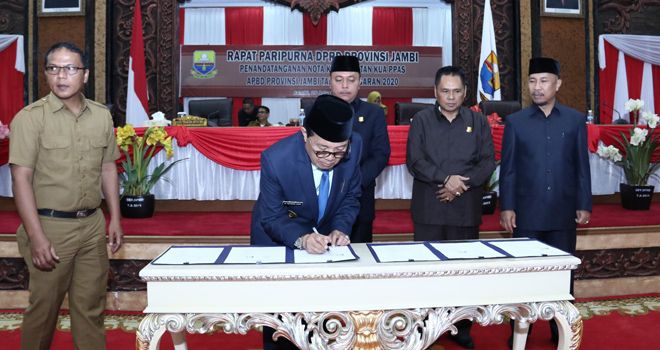 Gubernur Jambi menandatangani kesepakatan tentang rancangan KUA-PPAS Pemprov Jambi tahun 2020.

