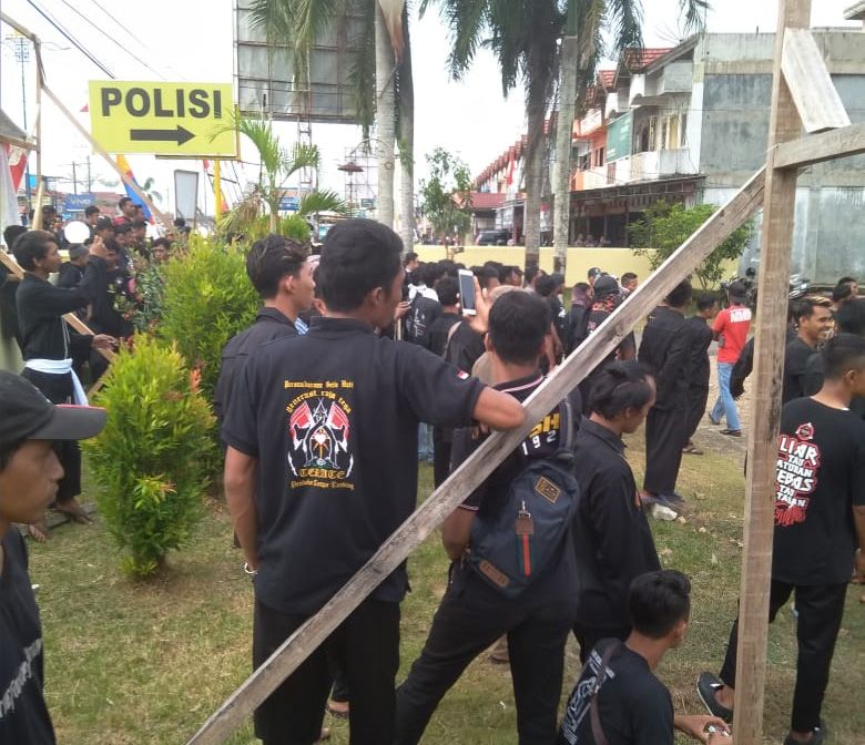 Ratusan Pendekar dari Perguruan Silat Persatuan Setia Hati Teratai (PSHT), menggeruduk Mapolsek Rimbo Bujang.Selasa (27/8) .