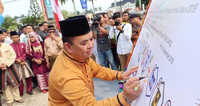 Ketua DPD Hanura Provinsi Jambi, M. Yusup, menandatangani kesepahaman pada deklarasi kampanye damai bersama KPU Provinsi Jambi.

