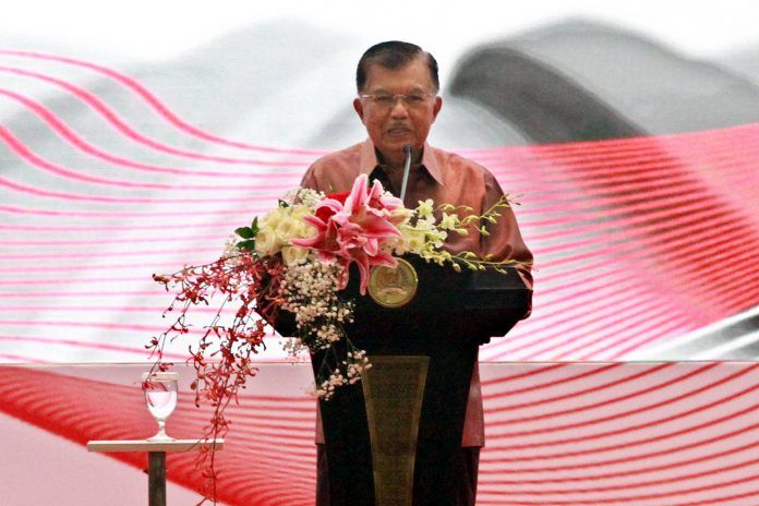 Wapres Jusuf Kalla menyampaikan pidato dalam Peringatan Hari Konstitusi di Gedung MPR, Jakarta, Minggu (18/8).