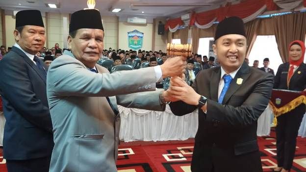Penyerahan palu sidang dari Ketua DPRD Sungai Penuh demisioner Fikar Azami kepada Pimpinan  DPRD sementara Kota Sungai Penuh Aspar Nasir saat paripurna pelantikan anggota DPRD Kota Sungai Penuh (28/8).