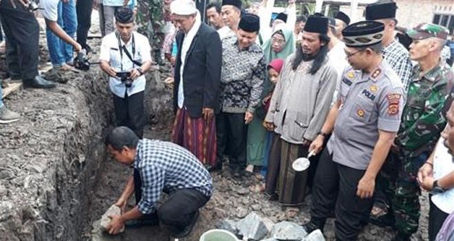 Bupati Tanjabtim Lakukan Peletakan Batu Pertama Pembangunan Masjid dan Rumah Hafiz.
