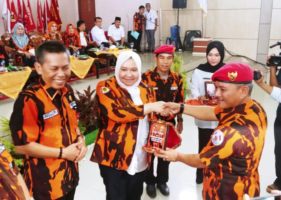 Bupati Muarojambi Hj. Masnah Busro, saat menghadiri Pelantikan Pengurus Majelis Pimpinan Cabang (MPC) Pemuda Pancasila Kabupaten Muarojambi pada Rabu (28/8).