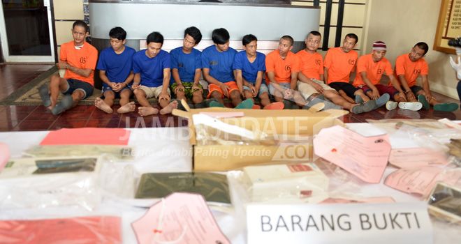 Tersangka bersama barang bukti yang berhasil diamankan selama masa operasi Jaran beberapa waktu lalu. Dari 15 orang tersangka, 3 diantaranya merupakan TO

