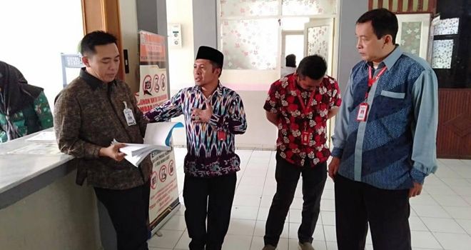 Kepala Ombudsman perwakilan Jambi saat sidak di RSU MHAT Kerinci.