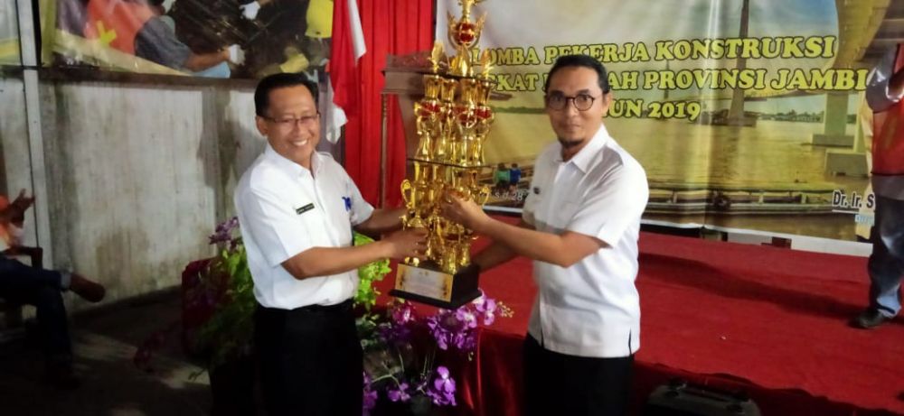 Perwakilan Dinas PUPR Muarojambi saat menerima Piala pada LKK Tingkat Provinsi Jambi.