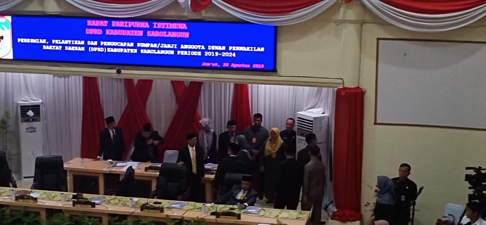 Sidang Paripurna Pelantikan DPRD Sarolangun Sempat di Score Pimpinan.

