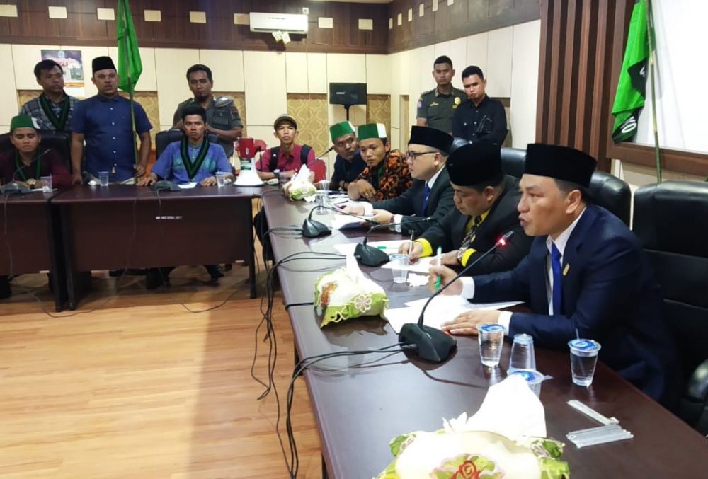 Momen haru saat salah satu Anggota Dewan Perwakilan Rakyat Daerah (DPRD) Kabupaten Merangin dari Partai NasDem atas nama M Yani saat beraudiensi bersama dari Himpunan Mahasiswa Islam (HMI).