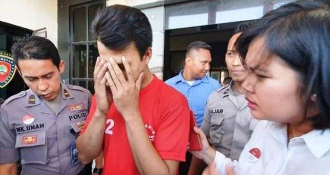 Tersangka saat diamankan Polisi.