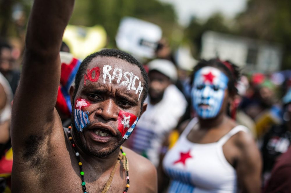 Ratusan pemuda dan mahasiswa asal papua melakukan aksi di depan Istana Merdeka, Jakarta, Kamis (22/8/2019). Aksi tersebut digelar terkait dengan peristiwa yang menimpa sejumlah mahasiswa Papua di Malang dan Surabaya, Jawa Timur, beberapa waktu lalu. Foto: Dery Ridwansah/ JawaPos.com