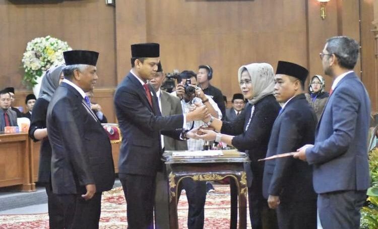 Pimpinan DPRD Sementara Muarojambi Yuli setia bakti saat menerima Palu sidang dari Ketua DPRD Muarojambi periode sebelumnya.