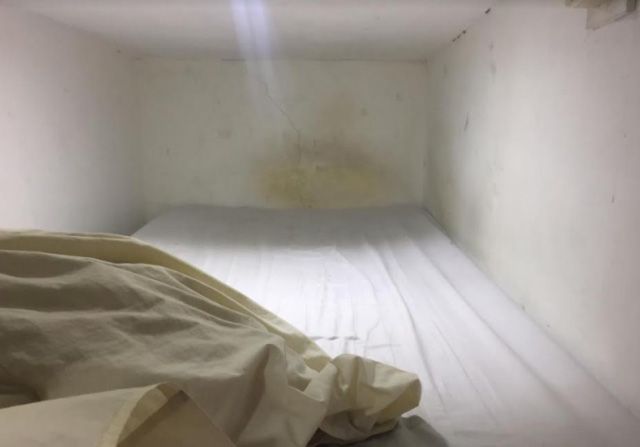 Tampilan kamar kosan berukuran 2x1 meter. 