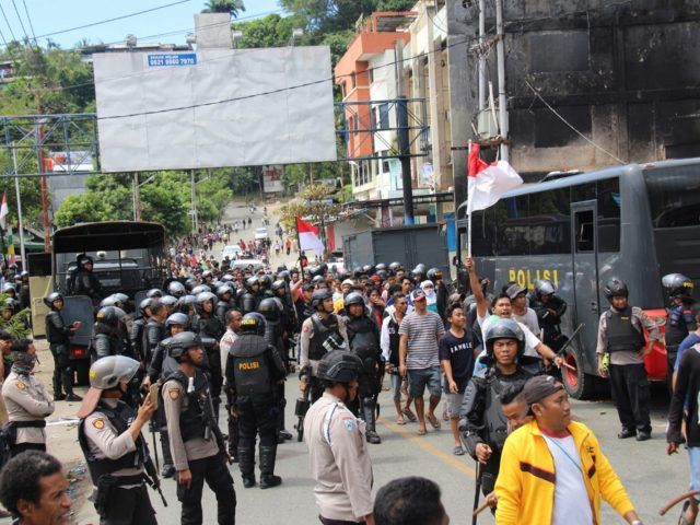 Massa Pro NKRI menggelar aksi di Jayapura, Jumat (30/8). Kini kondisi di Jayapura sudah mulai pulih. Sudah ada transaksi perekonomian. 