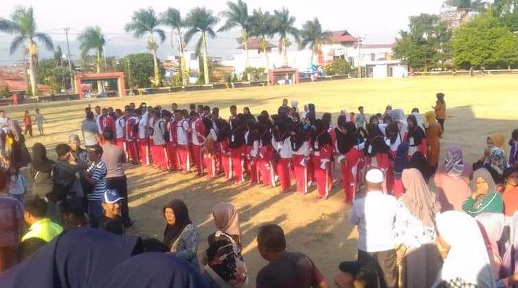 Anggota Paskibraka Kota Sungai Penuh  saat mengikuti acara pelepasa di Lapangan Merdeka Kota Sungai Penuh.
