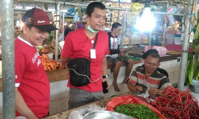 Pimpinan Bank Jambi cabang Sutomo (kiri) saat berinteraksi dengan pedagang Pasar Angso Duo.