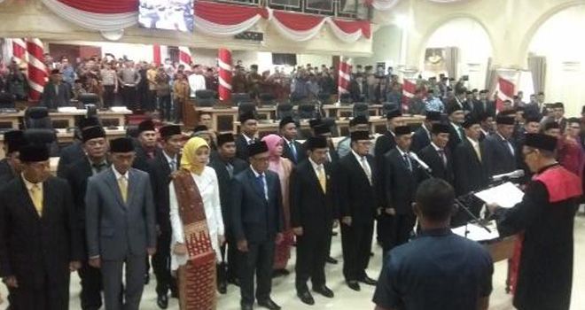 Pelantikan anggota DPRD Sarolangun, dipimpin Ketua PN Sarolangun, Jumat (30/8) lalu.