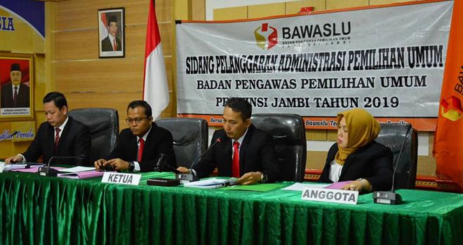 Ketua Majlis sidang pelanggaran administasi Pemilu, Asnawi berserta anggota memimpin persidangan beberapa waktu lalu.

