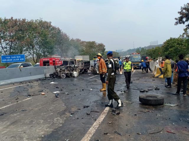 Kecelakaan beruntun di Tol Cipularang.