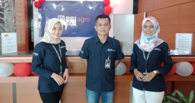 Pejabat BRI Agro saat menawarkan produk baru yaitu Tabungan Infiniti, Tabungan Multima dan Tabungan Simple Bagi Pelajar.

