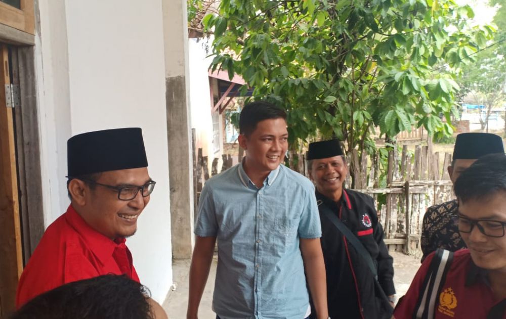 Terlihat Haviz saat sambangi Kantor DPC PDIP Batanghari.