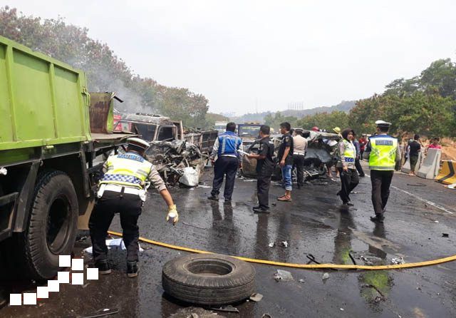 Petugas mengavakuasi korban pada tabrakan beruntun di tol Purbaleunyi. 