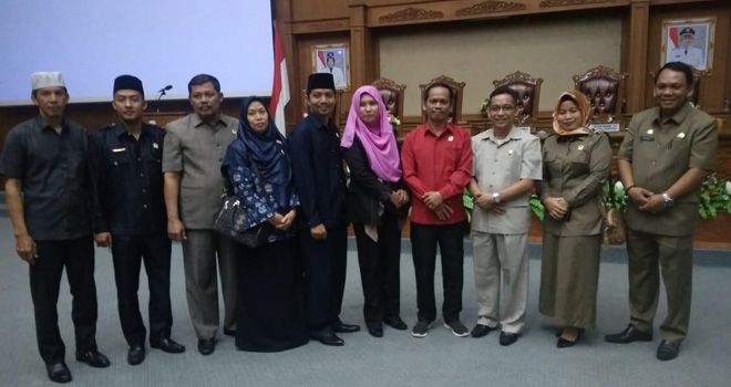 Sekretaris DPRD Muaro Jambi foto bersama dengan delapan fraksi di DPRD Muaro Jambi sudah terbentuk.