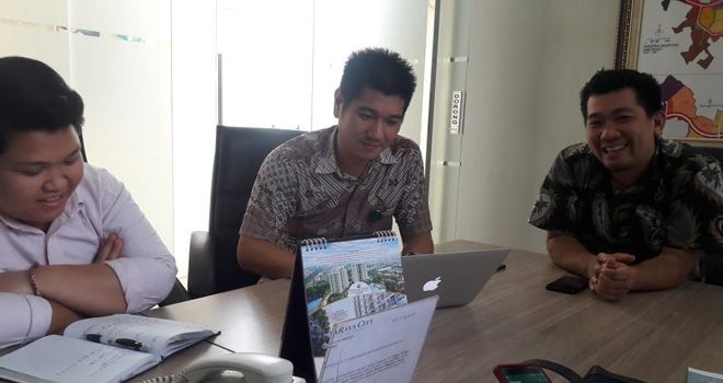 Deputi GM CRC Mendalo Jambi dan Manager Marketing saat menjelaskan akan adanya rumah baru dengan harga dibawah Rp 500 juta yang akan dibangun CRC.
