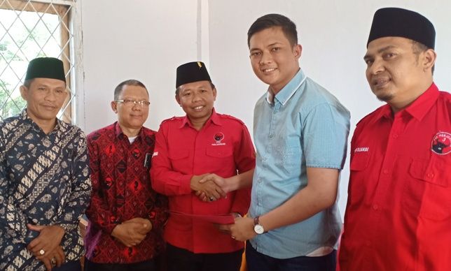 Kandidat Cabup Batanghari M Haviz saat mendaftar di PDIP (3/9).
